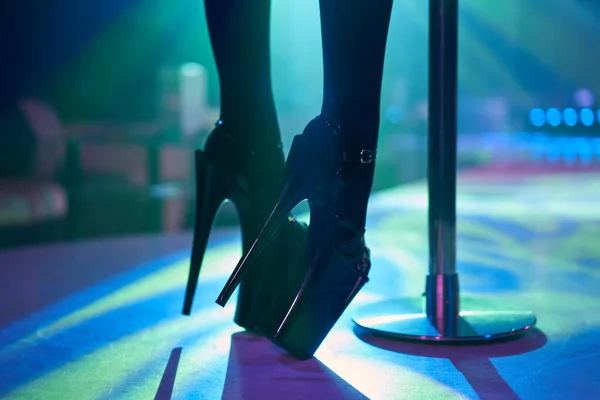 Junge sexy Frau Pole Dance Striptease mit Pylon in Nachtclub. schöne nackte Stripperin auf der Bühne. schöne weibliche Beine in hochhackigen Schuhen Streifen — Stockfoto