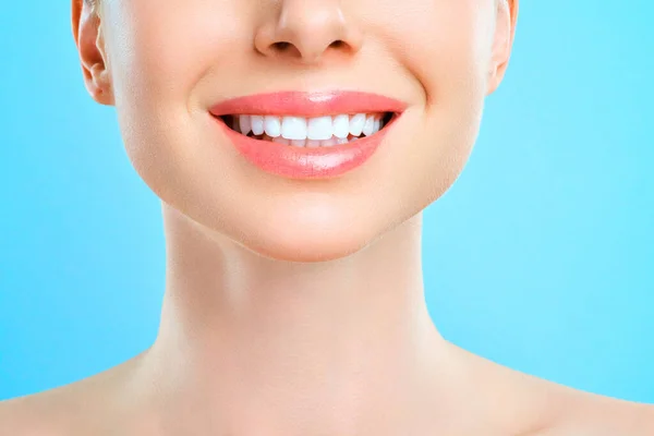 Τέλεια υγιή δόντια χαμόγελο μιας νεαρής γυναίκας. Λεύκανση δοντιών. Ασθενής οδοντιατρικής κλινικής. Στοματολογία έννοια. — Φωτογραφία Αρχείου