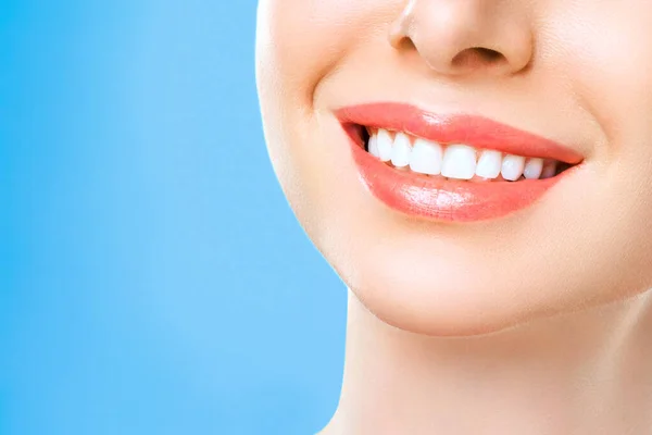 Idealny zdrowy uśmiech młodej kobiety. Wybielanie zębów. Pacjent kliniki dentystycznej. Koncepcja stomatologii. — Zdjęcie stockowe