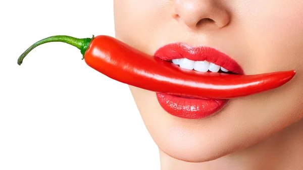 Bela mulher dentes comendo pimenta quente vermelha Fotografias De Stock Royalty-Free
