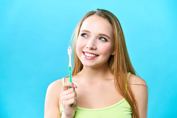 Portrét atraktivní kavkazské usmívající se ženy izolované na bílém ateliéru záběr čištění zubů — Stock fotografie
