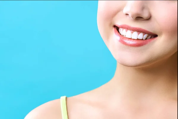 Perfecte gezonde tanden glimlach van een jonge vrouw. Het bleken van tanden. Tandheelkundige kliniek patiënt. Afbeelding symboliseert mondverzorging tandheelkunde, stomatologie. — Stockfoto