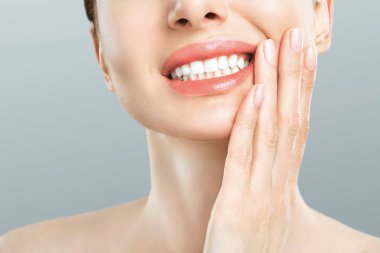 Diş ağrısı ve diş hekimliği. Güçlü dişleri olan, dokunaklı yanakları olan genç bir kadın. Dişi Acılı Diş Ağrısı. Diş Sağlığı Konsepti