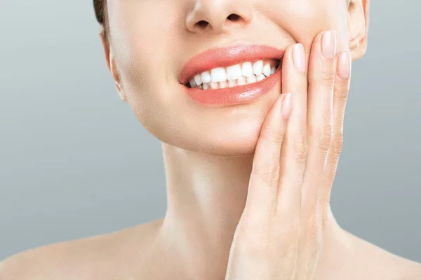 Zubní bolest a stomatologie. Mladá žena trpí silnou bolestí zubů, dotýká se tváře rukou. Bolestivé bolesti zubů. Koncepce péče o zuby — Stock fotografie