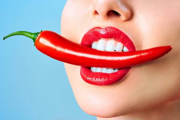 Mooie vrouw tanden eten rode Hot Chili peper tandheelkundige kliniek patiënt. Afbeelding symboliseert mondverzorging tandheelkunde, stomatologie. — Stockfoto