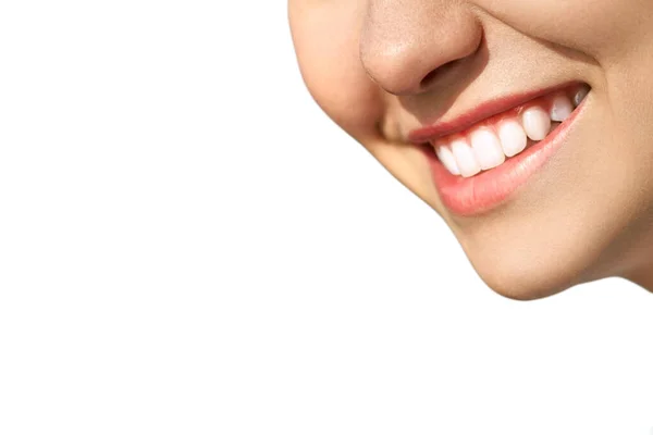 Τέλεια υγιή δόντια χαμόγελο μιας νεαρής γυναίκας. Λεύκανση δοντιών. Ασθενής οδοντιατρικής κλινικής. Η εικόνα συμβολίζει την οδοντιατρική φροντίδα του στόματος, την στοματολογία. — Φωτογραφία Αρχείου