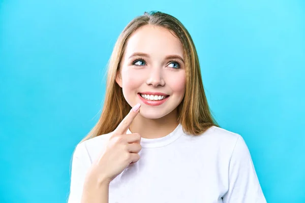 Perfecte gezonde tanden glimlach van een jonge vrouw. Het bleken van tanden. Tandheelkundige kliniek patiënt. Afbeelding symboliseert mondverzorging tandheelkunde, stomatologie — Stockfoto