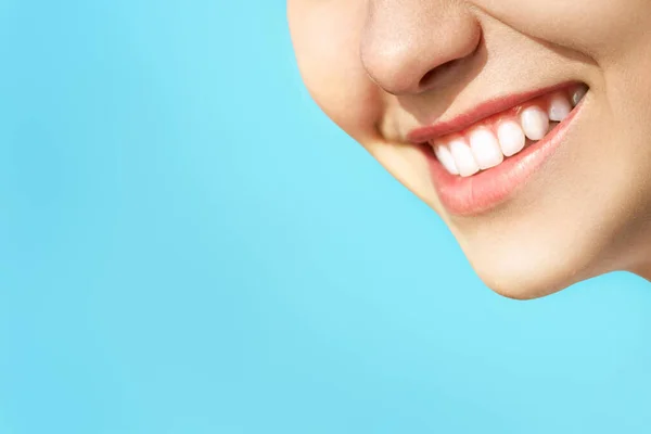 Perfektní zdravý úsměv mladé ženy. Bělení zubů. Pacient na zubní klinice. Koncept stomatologie. — Stock fotografie