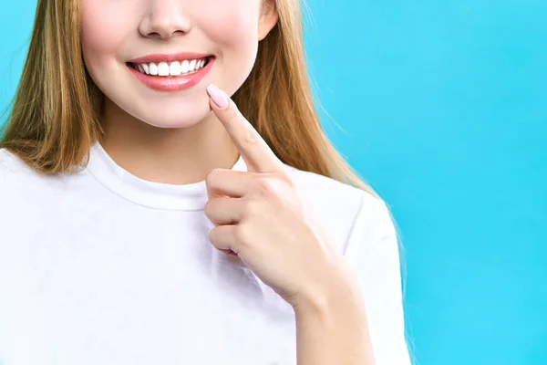 Perfect healthy teeth smile of a young woman. Teeth whitening. Dental clinic patient. Image symbolizes oral care dentistry, stomatology. — Stock Photo, Image