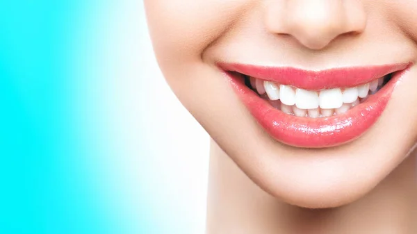 Τέλεια υγιή δόντια χαμόγελο μιας νεαρής γυναίκας. Λεύκανση δοντιών. Ασθενής οδοντιατρικής κλινικής. Η εικόνα συμβολίζει την οδοντιατρική φροντίδα του στόματος, την στοματολογία — Φωτογραφία Αρχείου