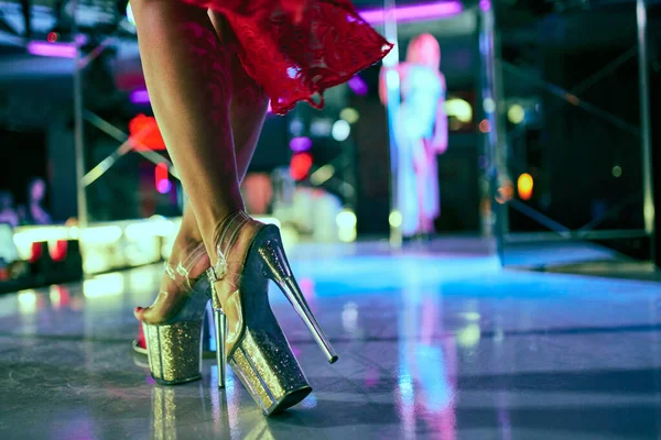 Seksi kadın dansı ya da striptiz topukları. Gece kulübünün direği. Striptizci kız geçmişi — Stok fotoğraf
