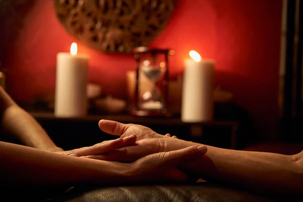 Een vrouw doet acupressuurvingers voor een man. handmassage met intieme verlichting. Prelude voor het vrijen. Bijna. Volledige ontspanning — Stockfoto