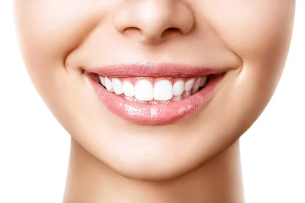 Krásná žena úsměv po bělení zubů postup. Zubařská péče. Zubní koncept — Stock fotografie
