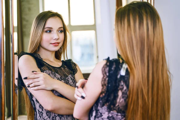 거울 속을 들여다보고 있는 젊은 여자의 모습 — 스톡 사진