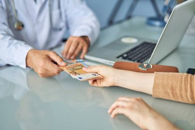 Tıbbi bakım için doktora ödeme. Ücretli tıp konsepti