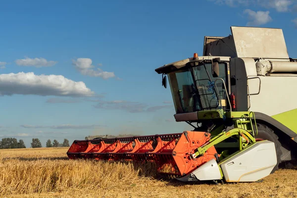 Mähdrescher erntet reifen Weizen. Image der Landwirtschaft — Stockfoto