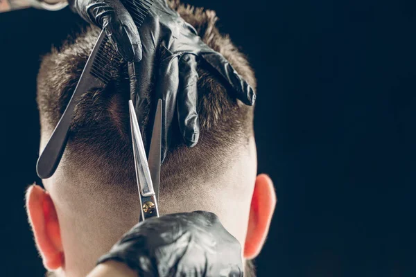 Plan recadré de coiffeur couper les cheveux du client avec des ciseaux — Photo