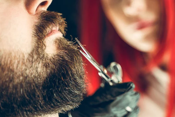 Visite au salon de coiffure. Le maître fait une coupe de barbe avec des ciseaux — Photo