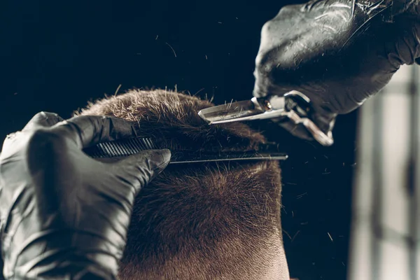 Cropped shot of barber cutting hair of customer with scissors — Stock Photo, Image