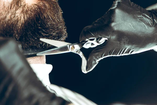 Visite au salon de coiffure. Le maître fait une coupe de barbe avec des ciseaux — Photo