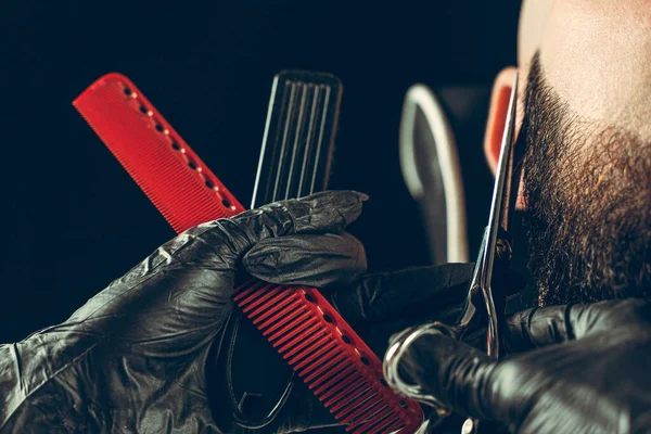 Visite au salon de coiffure. Le maître fait une coupe de barbe avec des ciseaux — Photo