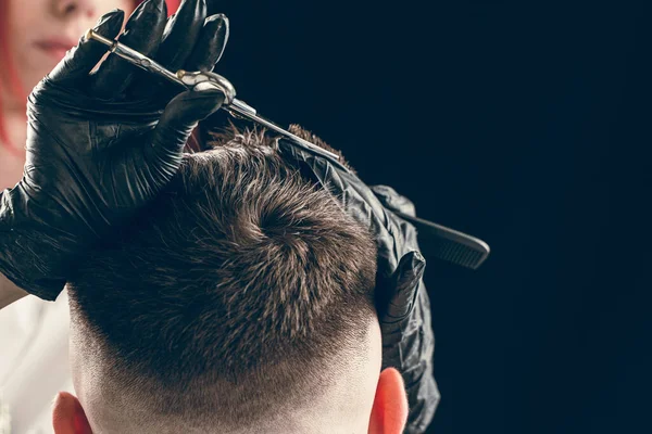 Plan recadré de coiffeur couper les cheveux du client avec des ciseaux — Photo
