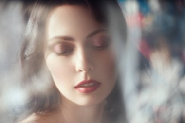 Güzel bir kadının portresi sislerin arasından çekiliyor..