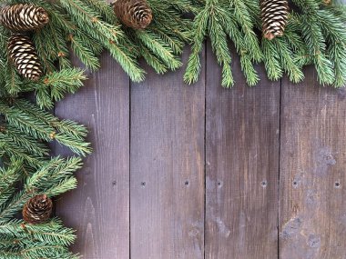 Noel ve mutlu yeni yıl. Bir koyu ahşap arka plan sulu Ladin dallarda, bardak şampanya, mumluk, garland, Noel süsleri, koniler. Rustik tarzı.