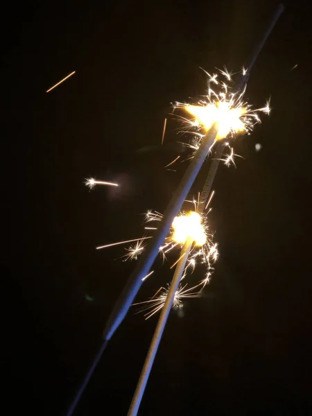 夜の人々 の手に輝く花火 — ストック写真