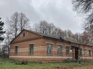 Sonbahar eski binada bir kırmızı tuğla üzerinden Sovyet yapıların