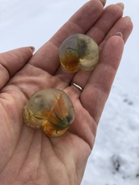 şeffaf sabun, el yapımı bitkisel sabun bir el üzerinde bir kalp şeklinde