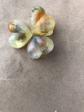 şeffaf sabun, el yapımı bitkisel sabun kaba kağıt üzerinde bir kalp şeklinde