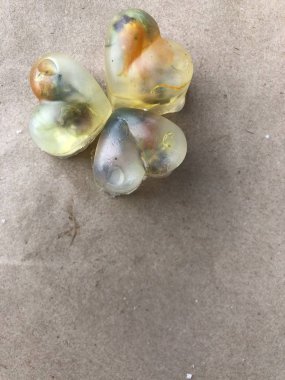 şeffaf sabun, el yapımı bitkisel sabun kaba kağıt üzerinde bir kalp şeklinde