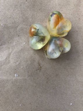 şeffaf sabun, el yapımı bitkisel sabun kaba kağıt üzerinde bir kalp şeklinde