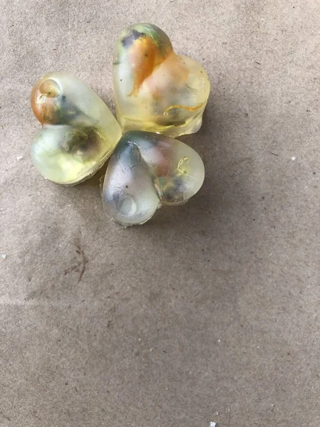 şeffaf sabun, el yapımı bitkisel sabun kaba kağıt üzerinde bir kalp şeklinde