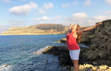 popüler bir yer Kıbrıs sahil kıyısında pembe bir t-shirt açık tenli genç kadın