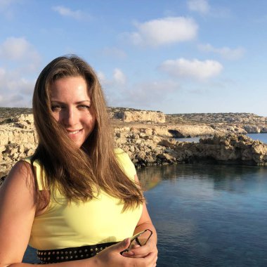 popüler bir yer Kıbrıs sahil kıyısında sarı elbiseli genç kadın açık tenli