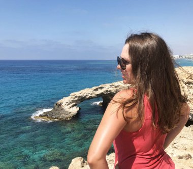 popüler bir yer Kıbrıs sahil kıyısında pembe bir t-shirt açık tenli genç kadın