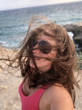 popüler bir yer Kıbrıs sahil kıyısında pembe bir t-shirt açık tenli genç kadın