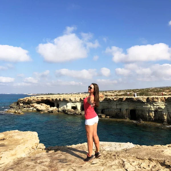 popüler bir yer Kıbrıs sahil kıyısında pembe bir t-shirt açık tenli genç kadın