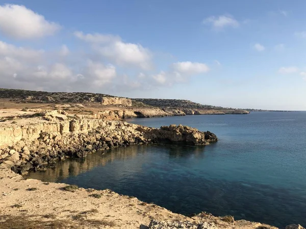 Lugar Popular Costa Chipre Una Hermosa Costa Rocosa Día Soleado — Foto de Stock