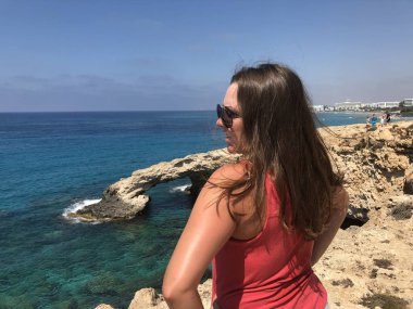 popüler bir yer Kıbrıs sahil kıyısında pembe bir t-shirt açık tenli genç kadın