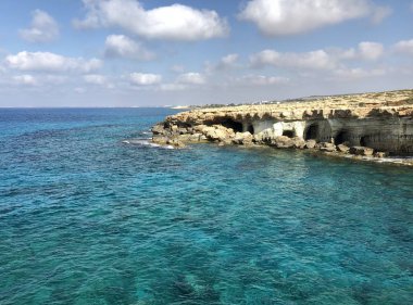 Kıbrıs sahil, güneşli bir günde güzel bir kayalık sahil şeridi üzerinde popüler bir yer