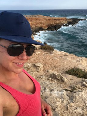 popüler bir yer Kıbrıs sahil kıyısında pembe bir t-shirt açık tenli genç kadın