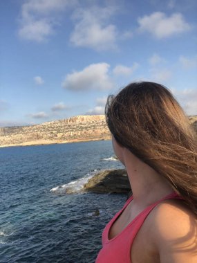 popüler bir yer Kıbrıs sahil kıyısında pembe bir t-shirt açık tenli genç kadın