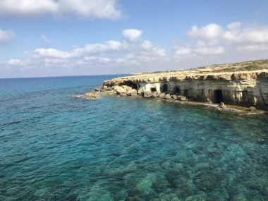 Kıbrıs sahil, güneşli bir günde güzel bir kayalık sahil şeridi üzerinde popüler bir yer