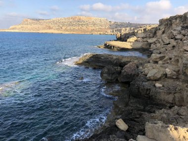 Kıbrıs sahil, güneşli bir günde güzel bir kayalık sahil şeridi üzerinde popüler bir yer
