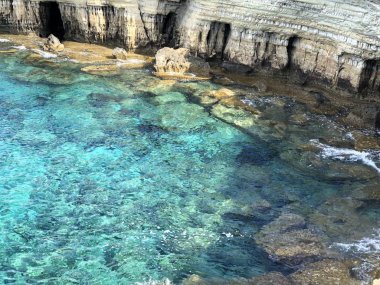 Kıbrıs sahil, güneşli bir günde güzel bir kayalık sahil şeridi üzerinde popüler bir yer