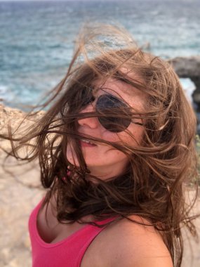 popüler bir yer Kıbrıs sahil kıyısında pembe bir t-shirt açık tenli genç kadın