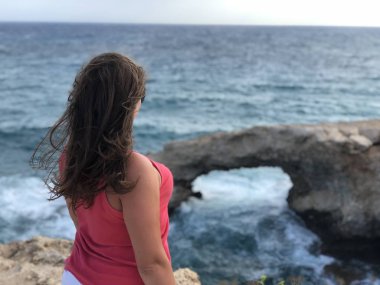 popüler bir yer Kıbrıs sahil kıyısında pembe bir t-shirt açık tenli genç kadın